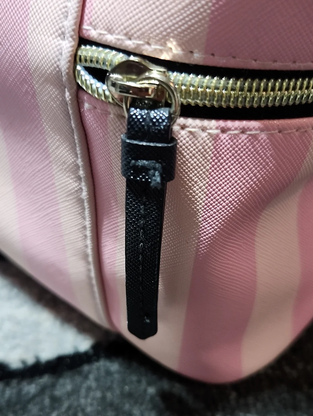VICTORIA SECRET 2018 ICONIC STRIPED GRAFFITI-PATCH RUNWAY TRAVEL TRAIN CASE